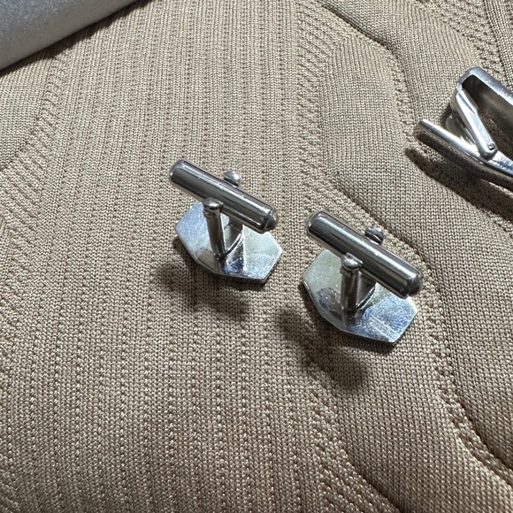 Elegant Silver Cufflinks and Tie Clip Set - Picture 7 of 11